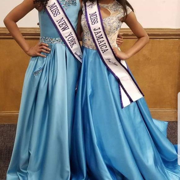 Gown - Picture 3 of 3